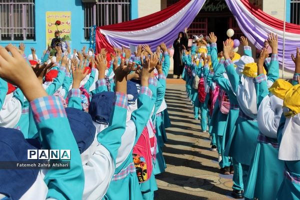 نواختن زنگ بهار علم و تربیت در مدارس استان سمنان