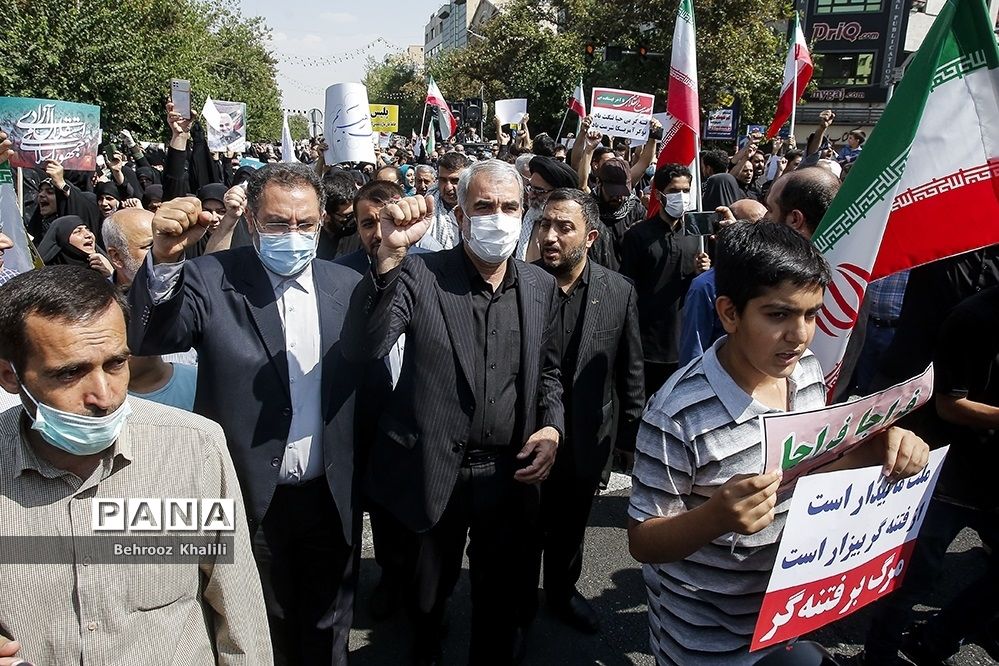 راهپیمایی مردم در محکومیت حرکات هنجارشکنانه با حضور وزیر آموزش و  پرورش