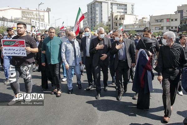 راهپیمایی مردم در محکومیت حرکات هنجارشکنانه با حضور وزیر آموزش و  پرورش