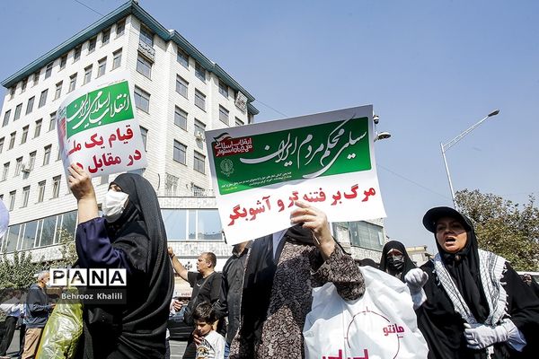 راهپیمایی مردم در محکومیت حرکات هنجارشکنانه با حضور وزیر آموزش و  پرورش