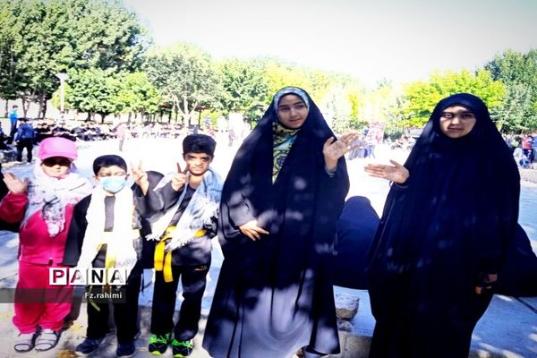 همایش بزرگ پیاده‌روی خانوادگی در شهرستان فارسان به‌مناسب هفته دفاع مقدس