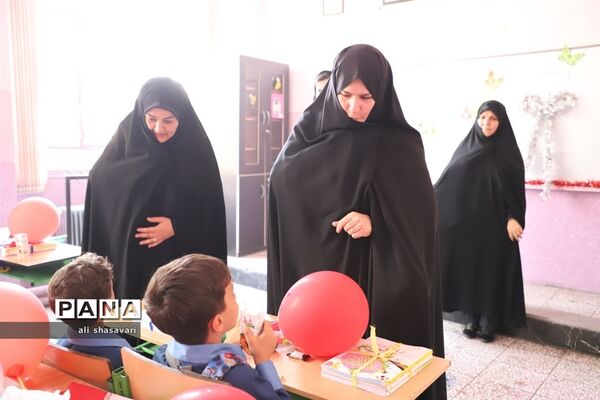 نواختن زنگ شکوفه‌ها در کرمانشاه