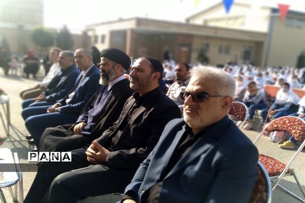 نواختن زنگ شروع شمیم مهرمحمدی در مدارس شهرستان نظرآباد