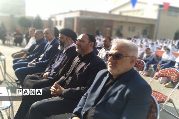 نواختن زنگ شروع شمیم مهرمحمدی در مدارس شهرستان نظرآباد