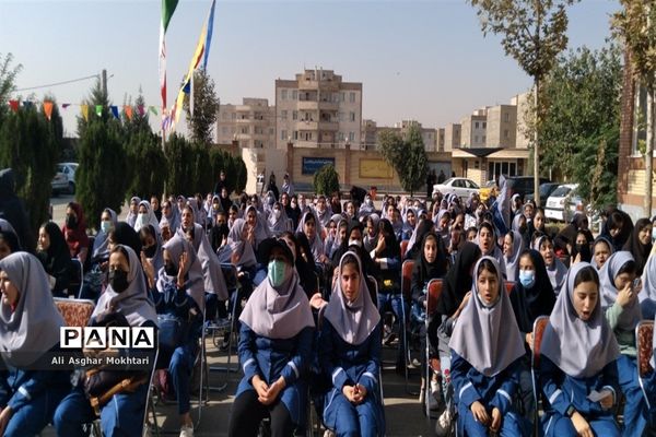 نواختن زنگ شروع شمیم مهرمحمدی در مدارس شهرستان نظرآباد