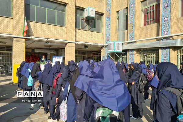 ‌زنگ مهر در دبیرستان زینبیه منطقه ۱۳ با حضور پرشور دانش‌آموزان نواخته شد