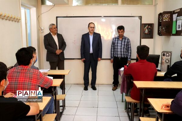 ارزیابی عملکرد دبیرستان‌های غیر دولتی منطقه ٣