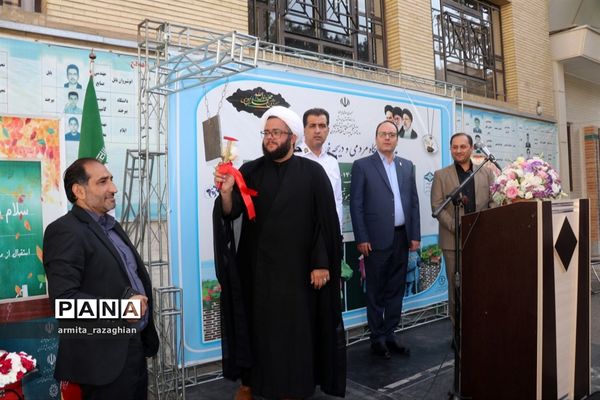 آیین بازگشایی مدارس و نواختن زنگ مهر در دبیرستان فتح شاهد