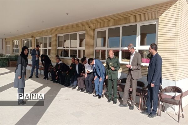 نواخته شدن زنگ مهر و مقاومت در هنرستان فنی و حرفه‌ای آیت‌الله خامنه‌ای شهرستان فریدن