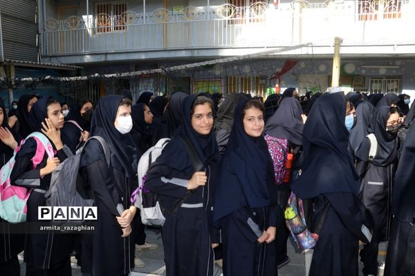 مراسم بازگشایی مدارس و شروع سال تحصیلی جدید در دبیرستان ایمان منطقه 3