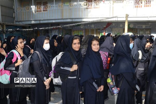 مراسم بازگشایی مدارس و شروع سال تحصیلی جدید در دبیرستان ایمان منطقه 3