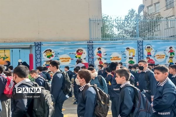 اجرای سرود سلام فرمانده در دبستان پسرانه شهید دکتر  چمران منطقه ۱۳