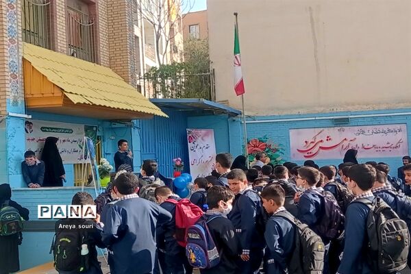 اجرای سرود سلام فرمانده در دبستان پسرانه شهید دکتر  چمران منطقه ۱۳
