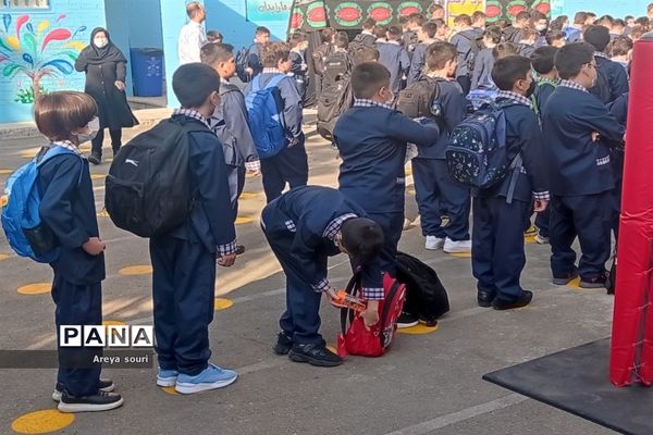 اجرای سرود سلام فرمانده در دبستان پسرانه شهید دکتر  چمران منطقه ۱۳