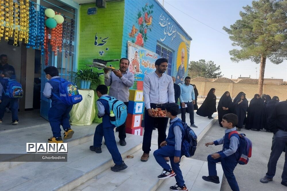 برگزاری جشن شکوفه‌ها در دبستان شهید مقصودی شهرستان ورزنه
