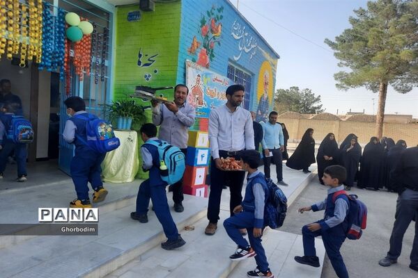 برگزاری جشن شکوفه‌ها در دبستان شهید مقصودی شهرستان ورزنه