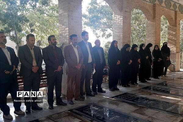 غبارروبی مزار شهدا در هفته دفاع مقدس در رودهن