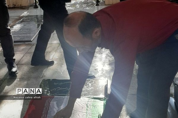 غبارروبی مزار شهدا در هفته دفاع مقدس در رودهن