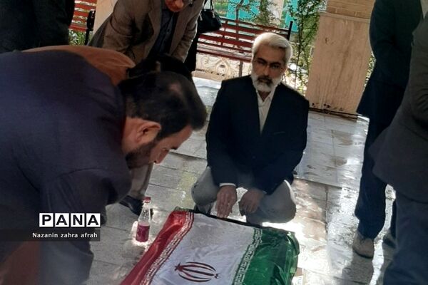 غبارروبی مزار شهدا در هفته دفاع مقدس در رودهن