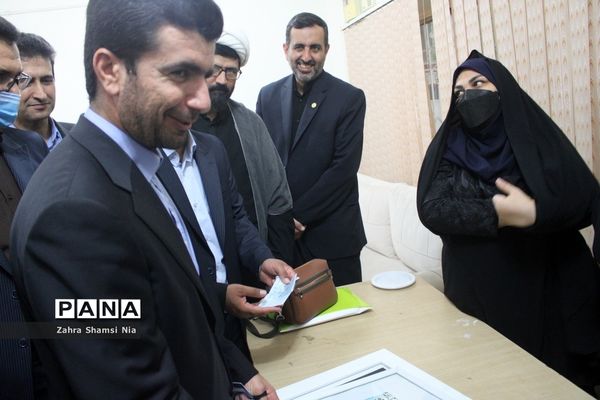 نشست صمیمی معاون تربیت‌بدنی و سلامت وزارت آموزش و پرورش با کارکنان و دانش‌آموزان هنرستان رازی بوشهر