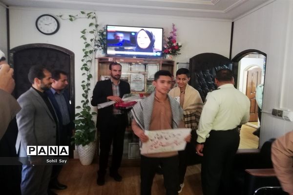 اهدای گل به کارکنان نیروی انتظامی در کاشمر