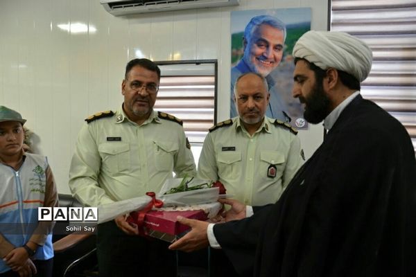 اهدای گل به کارکنان نیروی انتظامی در کاشمر