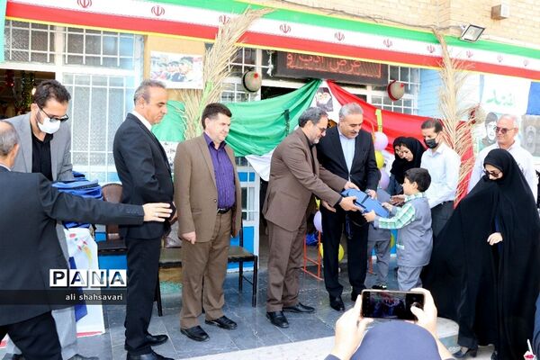 آیین اهدای لوازم‌ التّحریر به دانش‌آموزان با مشارکت بانک ملّت در کرمانشاه