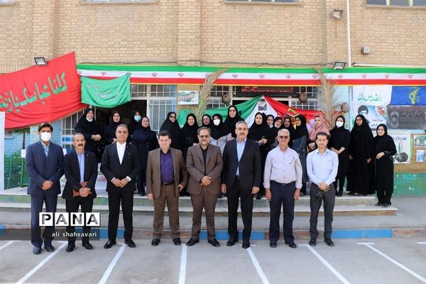 آیین اهدای لوازم‌ التّحریر به دانش‌آموزان با مشارکت بانک ملّت در کرمانشاه