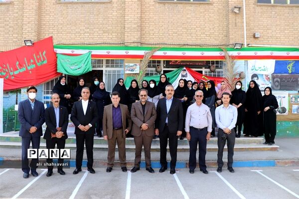 آیین اهدای لوازم‌ التّحریر به دانش‌آموزان با مشارکت بانک ملّت در کرمانشاه