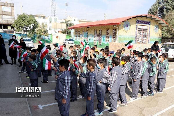 آیین اهدای لوازم‌ التّحریر به دانش‌آموزان با مشارکت بانک ملّت در کرمانشاه