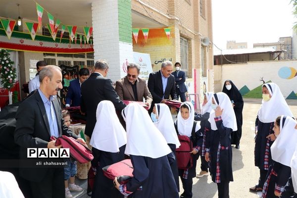 آیین اهدای لوازم‌ التّحریر به دانش‌آموزان با مشارکت بانک ملّت در کرمانشاه