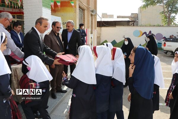 آیین اهدای لوازم‌ التّحریر به دانش‌آموزان با مشارکت بانک ملّت در کرمانشاه