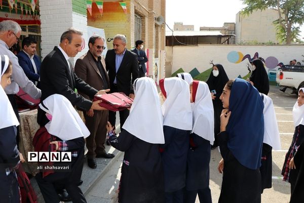 آیین اهدای لوازم‌ التّحریر به دانش‌آموزان با مشارکت بانک ملّت در کرمانشاه