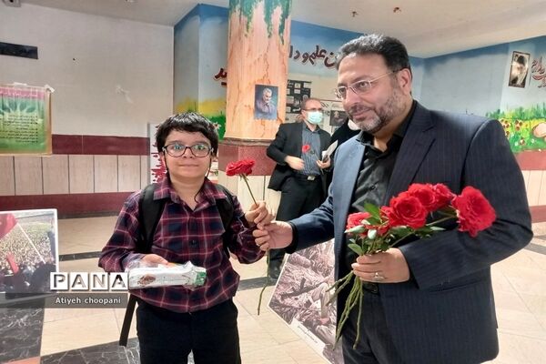 آیین بازگشایی مدارس و زنگ ایثار و مقاومت در دبیرستان شهید افتخاری منطقه ۱۴