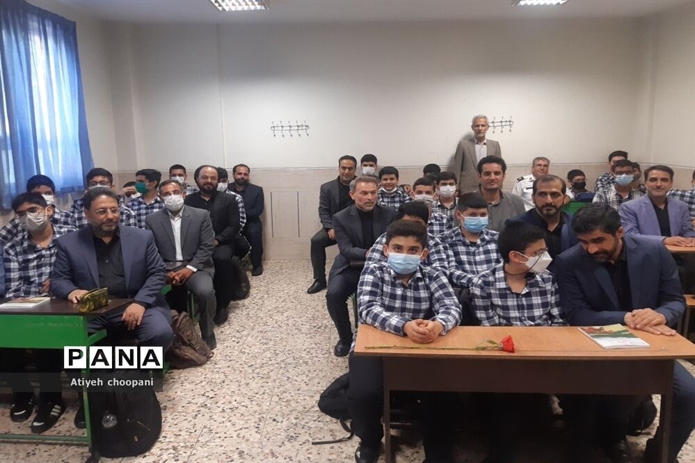 آیین بازگشایی مدارس و زنگ ایثار و مقاومت در دبیرستان شهید افتخاری منطقه ۱۴