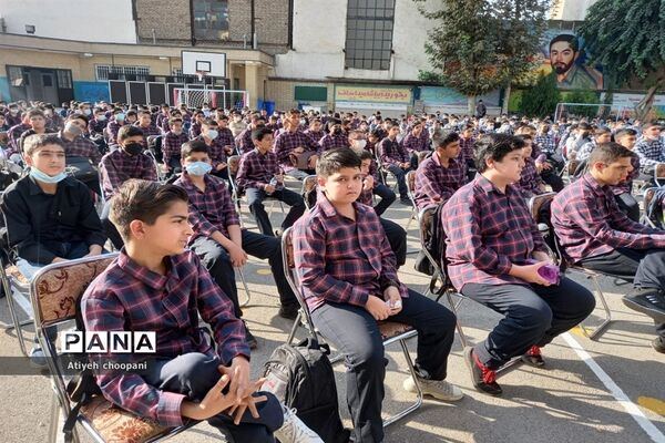 آیین بازگشایی مدارس و زنگ ایثار و مقاومت در دبیرستان شهید افتخاری منطقه ۱۴