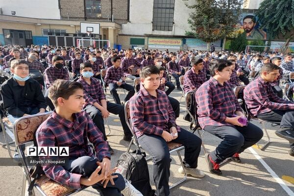 آیین بازگشایی مدارس و زنگ ایثار و مقاومت در دبیرستان شهید افتخاری منطقه ۱۴