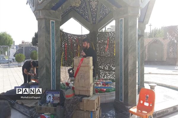 غبارروبی مزار شهدای گمنام  شهرری در هفته دفاع مقدس