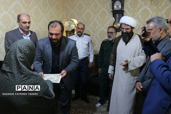 دیدار مسئولان منطقه فشافویه با خانواده شهدابه مناسبت هفته دفاع مقدس