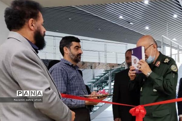 گالری نقاشی شور عشق در باغ موزه ملی دفاع مقدس