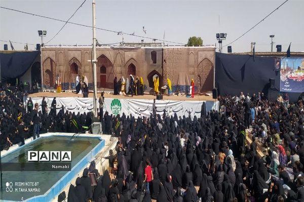 مراسم آیینی مذهبی گلباران خورشید در امامزاده بی بی زینب(ع) آران و بیدگل