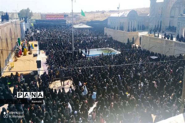 مراسم آیینی مذهبی گلباران خورشید در امامزاده بی بی زینب(ع) آران و بیدگل