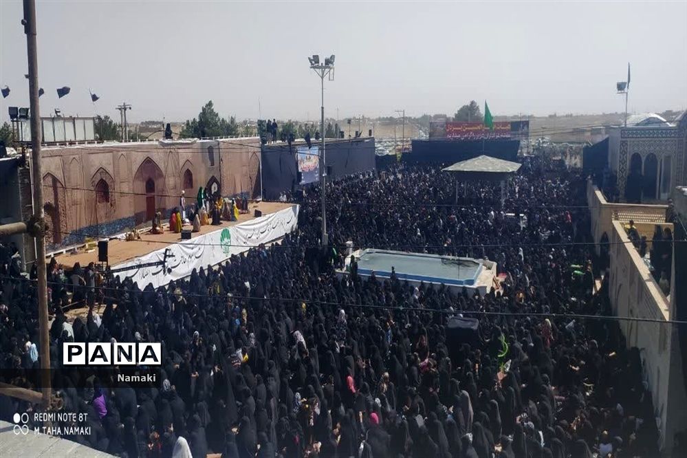 مراسم آیینی مذهبی گلباران خورشید در امامزاده بی بی زینب(ع) آران و بیدگل