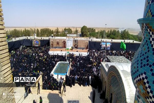 مراسم آیینی مذهبی گلباران خورشید در امامزاده بی بی زینب(ع) آران و بیدگل