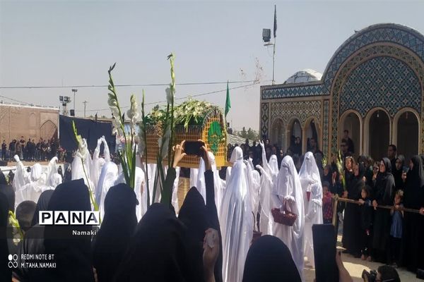 مراسم آیینی مذهبی گلباران خورشید در امامزاده بی بی زینب(ع) آران و بیدگل
