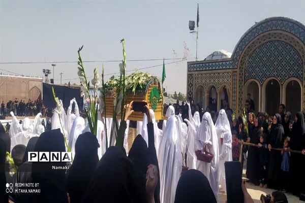 مراسم آیینی مذهبی گلباران خورشید در امامزاده بی بی زینب(ع) آران و بیدگل