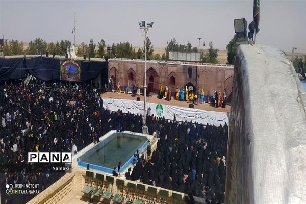 مراسم آیینی مذهبی گلباران خورشید در امامزاده بی بی زینب(ع) آران و بیدگل