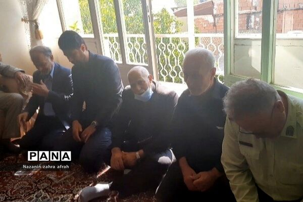دیدار مسئولان با خانواده شهید در رودهن
