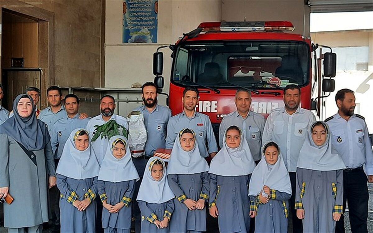 گرامیداشت روز آتش‌نشانی توسط دانش‌آموزان دبستان مزرعه دختران صفادشت