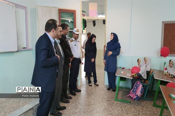 برگزاری جشن عاطفه‌ها و گرامیداشت هفته دفاع مقدس در دبستان مزرعه صفادشت